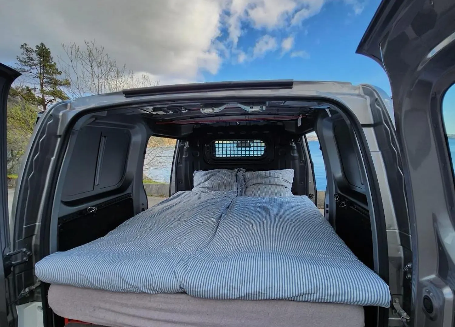Electric London Black Minicamper Hotel Bergen Luxury tent