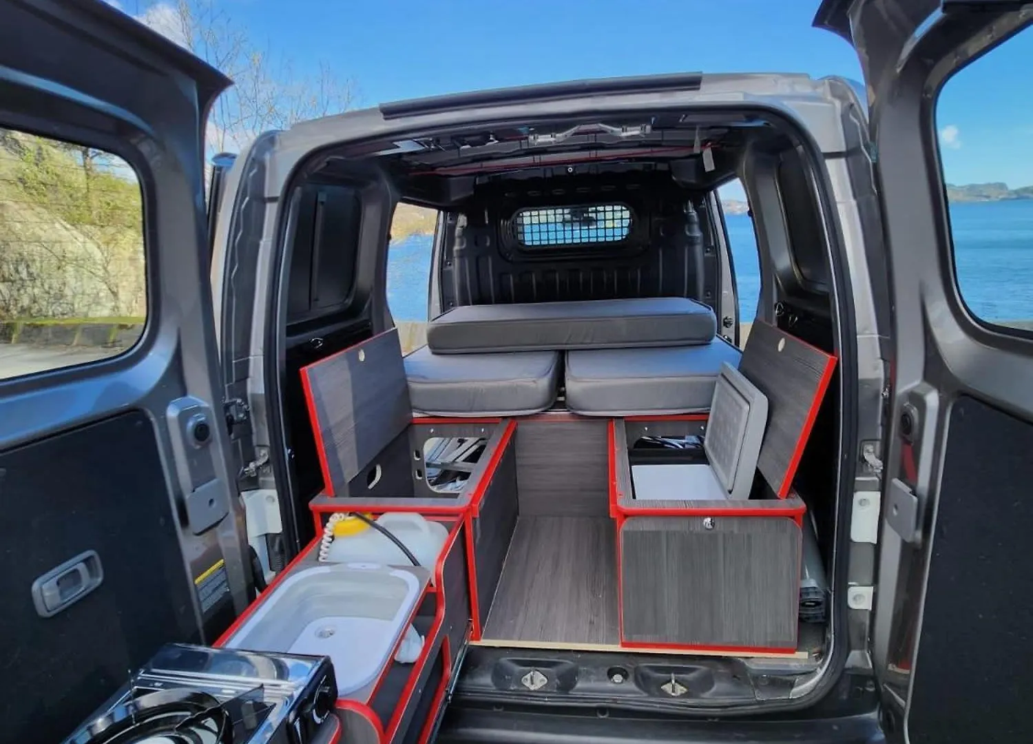 Electric London Black Minicamper Hotel Bergen Luxury tent